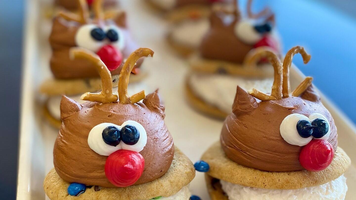 Create a festive feast with Gambino’s custom holiday platters and specialty cakes